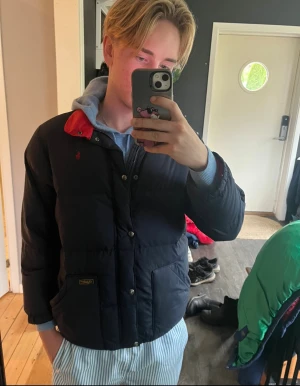 Ralph lauren jacka - Ralph lauren jacka i bra skick, men välanvänd och har en liten defekt. Checka in mina andra jackor!