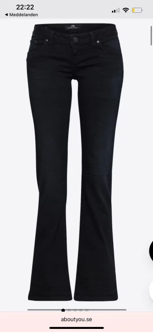 Nattblå bootcut jeans från LTB - Snygga nattblå jeans från LTB med klassisk femficksdesign och bootcut-ben. Jeansen har låg midja och är tillverkade i stretchigt denim för skön passform. Perfekta för dig som gillar en tidlös och cool look. Storlek 29/36