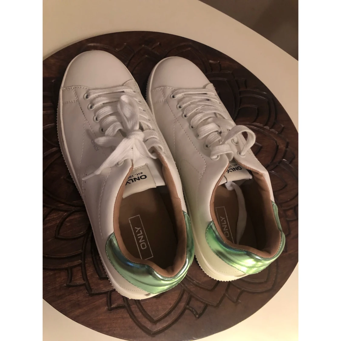 Vita sneakers från ONLY med metallicgrön detalj, 38. - 3