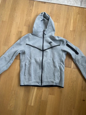 Äkta nike tech fleece - I övrigt bra skick men finns en mörk fläck på magen, därav priset.
