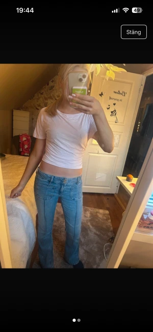 Ljusrosa croppad t-shirt Gina Tricot - Säljer en ljusrosa croppad t-shirt från Gina Tricot i storlek XS. T-shirten är enkel och stilren med korta ärmar och rund halsringning. Perfekt till jeans eller kjol för en avslappnad look.