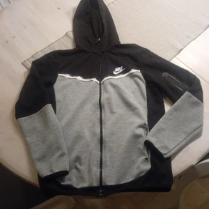 Nike tech fleece - Hej säljer en nike tech fleece som är i bra skick men armfickan är lite sönder och är m fast passar s också 