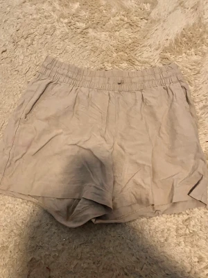 3 st linne shorts för 50kr! - 3 st linne shorts för 50kr, bra skick. Kontakta vid intresse!