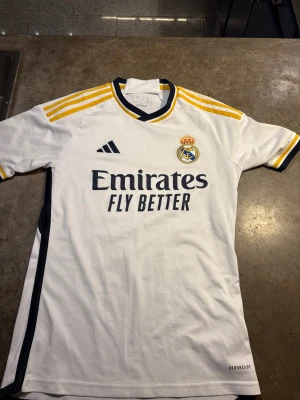 Real Madrid vit matchtröja XS Adidas - Real tröja i stl XS, knappt använd då den inte passar. Köpt från adidas hemsida. Hör av dig vid frågor.👍