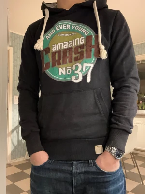 Abercombrie & fitch vintage hoodie - Sjukt snygg A&F hoodie i riktigt snyggt skick! Sjukt go passform och passar storlek S(Står M på lappen). Hoodien passar med ett par goa jeans som gärna är mörka på grund av den feta färgcombon😮‍💨Var inte rädd att ställa frågor!