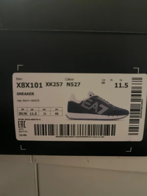 EA7 Emporio Armani marinblå sneakers - Helt nya Armani skor storlek 46, använd 1 gång för test inte min stil, kommer med box.