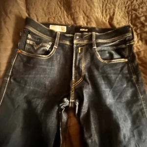 Replay jeans mörkblå straight fit - Snygga mörkblå jeans från Replay med klassisk straight fit och kontrasterande ljusa sömmar. Modellen har fem fickor, dragkedja och coola broderade detaljer på bakfickorna. Perfekt för dig som gillar stilrena och tidlösa jeans. Endast 450kr  å dem e dina 