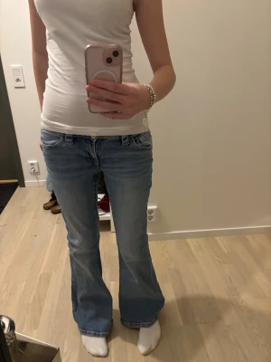 low waist jeans - ljusblåa low waist jeans från gina tricot! använda endast 2 gånger då jag inte tycker att de riktigt sitter bra på mig och de är inte riktigt min stil. jag är 168 och de sitter perfekt i längden på mig, dom är i storlek 158 men sitter bra på mig som brukar ha S i jeans, kan även passa mindre eller större💞pris kan absolut sänkas vid snabb affär. har ni fler frågor eller så får man jättegärna skriva 💞😇