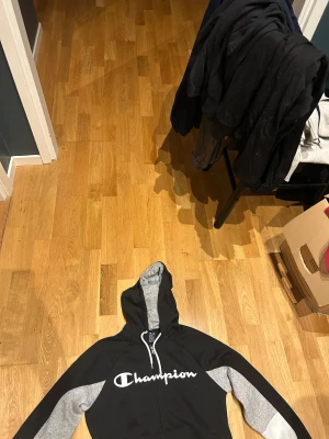 Champion hoodie - Grå/svart hoodie från champion i i princip nyskick. Storlek S