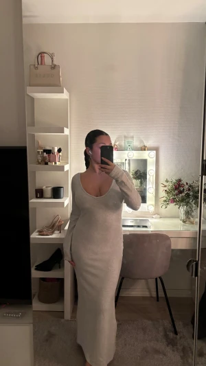 Ljusgrå stickad klänning - Jättefin stickad klänning från bershka. Fint öppnad i ryggen. 