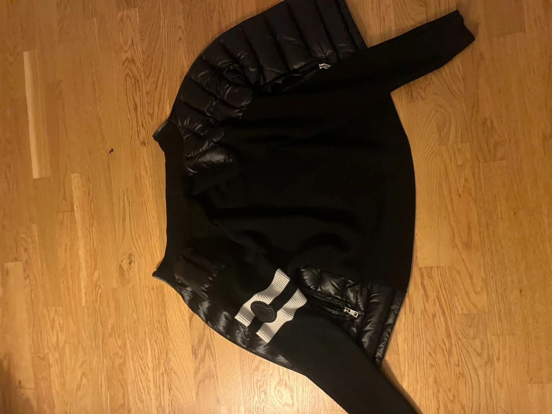 Svart Moncler pufferjacka med stickade ärmar - 2