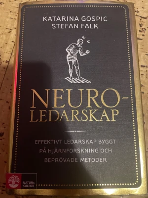 Neuroledarskap - Vill du bli en effektiv ledare? Neuroledarskap ger dig insikter om hjärnan och smarta metoder för att utveckla dig själv och andra, sätta spelregler, leda med auktoritet och driva förändring. Perfekt för unga som vill förstå hur hjärnan påverkar ledarskap och arbetslivet.
