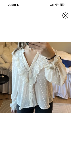 Zara blus  - Säljer denna genomskinliga spetsblus från zara, pågrund av att den inte kommer till använding mer. Skriv för bilder❤️ blusen är i mycket gott skick! 