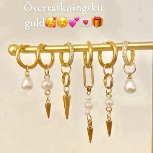 Överraskningskit🥰 - Julkit innehållande 6 par bästsäljande örhängen, alltså totalt 12 örhängen 💕🥰☺️ Begränsat antal så först i kvarn!!!🎄🎁 350 kr värde 789 kr😍☺️🎄 Kitet innehåller 2 par örhängen som är överraskning och 4 par från bild 2 som man får välja själv 🥰☺️💕 Detta kit innehåller guldörhängen 