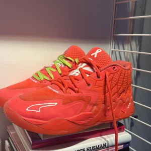 Puma Lamelo ball 1s red - Ett par snygga röda basket skor från Puma i ett helt okej skick kommer med låda. Allmänt bra skor  att spela i👍
