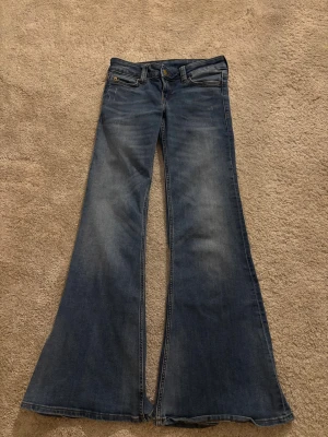 Bootcut jeans frå weekday - Snygga blå bootcut jeans frånweekday model Cheap Monday.Förg kitblue