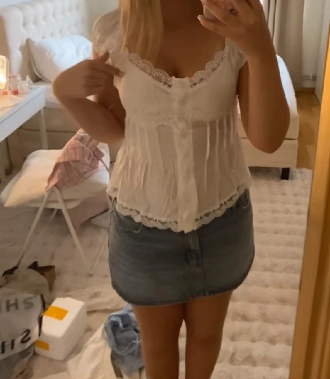 Vit blus med spets och knappar