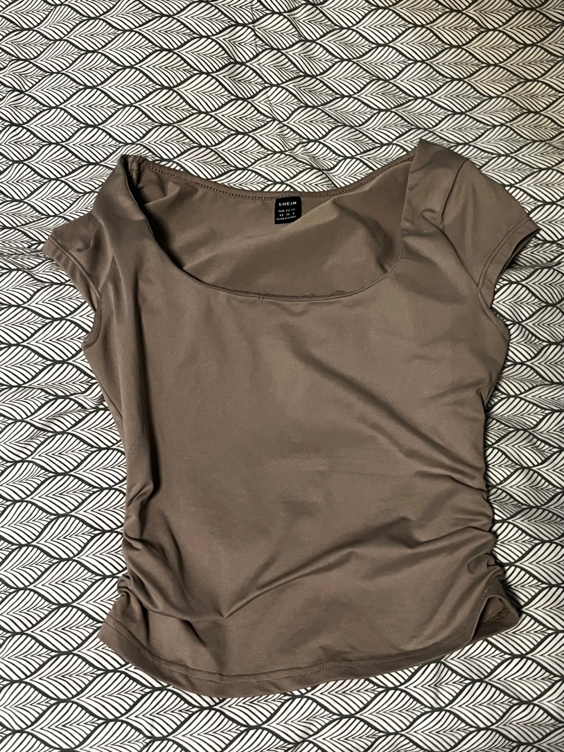 Beige topp med rund hals från SHEIN