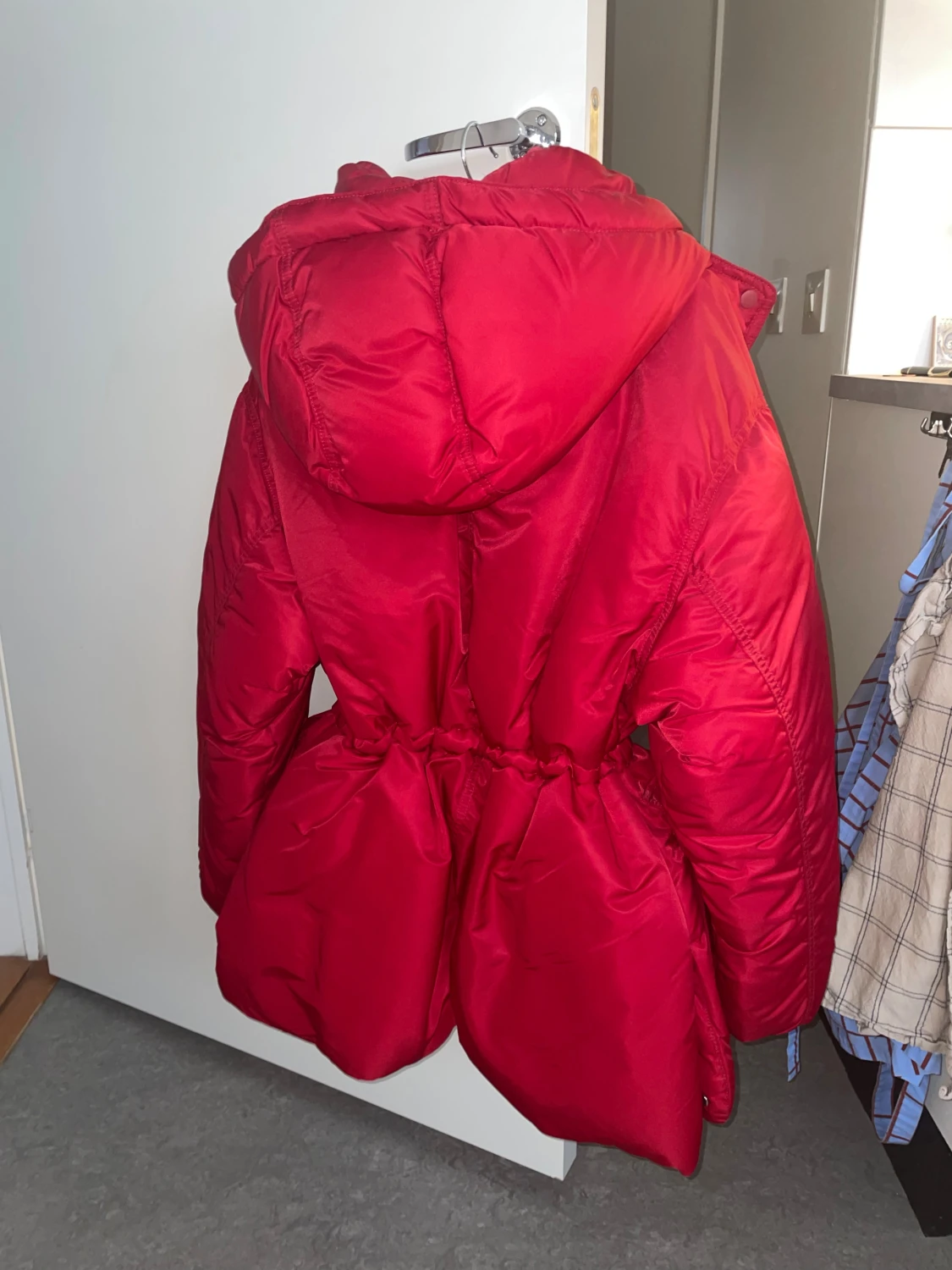 Röd pufferjacka med huva och snörning - 2