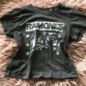 ramones t-shirt - i fint skick, kontakta vid frågor osv!!<3