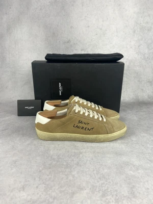 Saint Laurent court classic sneaker - –  Condition: 9/10 (Replaced soles on the size 42)  –  What is included: Only the sneakers  –  Retail price: 6800 kr