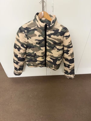 Jacka - Väldigt fin jacka, bra nu för vintern, knappt använt 