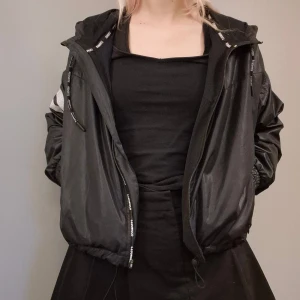 Stronger jacka - Använd men i bra skick.trycket är lite slitet på vissa ställen. Hund och katt tillkommer I hemmet. Skickas via instabox/ postnord. 