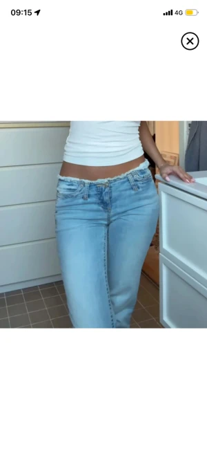 Ljusblå bootcut jeans låg midja - Säljer ett par ljusblå jeans med låg midja och bootcut-ben. Jeansen är lågmidjade, dragkedja och knapp framtill. Materialet är jeans och passformen är loose med lite utsvängda ben. Är i storlek S men är i lite stretschigare material vilket gör att de även kan passa M. Väldigt fina detaljer. Lite slitage som man kan se i sista bilden💗💗