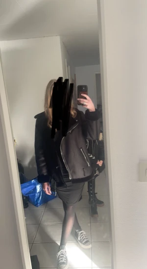 Svart teddyjacka från Pieces - Säljer en svart teddyjacka från Pieces med bred krage, synliga dragkedjor och bälte nedtill. Jackan har en oversized passform, långärmade ärmar och mjukt teddyfoder som syns vid krage och ärmslut. Perfekt för kalla dagar och riktigt snygg till sneakers.