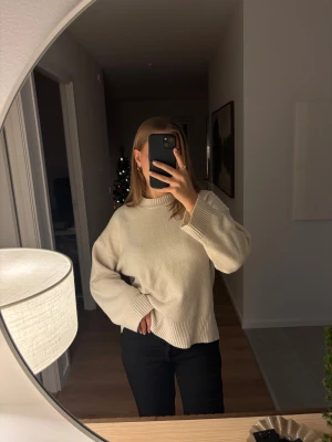 Vit tröja stradivarius  - Säljer en cream vit tröja från stradivarius i storlek XS. Bra skick