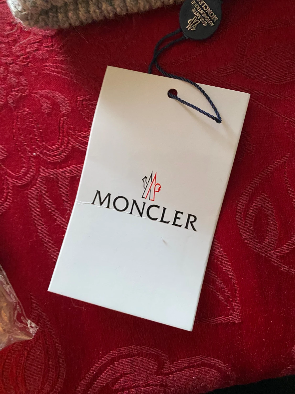 Grå ribbstickad mössa från Moncler - 3