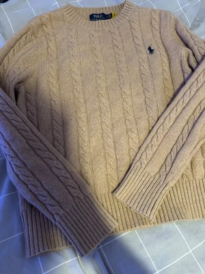 Beige kabelstickad tröja Polo Ralph Lauren - Snygg beige kabelstickad tröja från Polo Ralph Lauren använt bara 2gånger som helt ny 