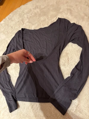 Grå långärmad topp med öppen rygg - Storlek s