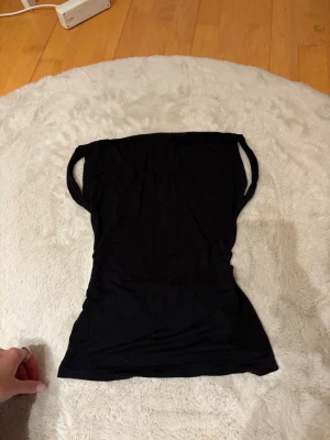 Topp med öppen rygg - Svart topp med öppen rygg i storlek S från DesignbySi