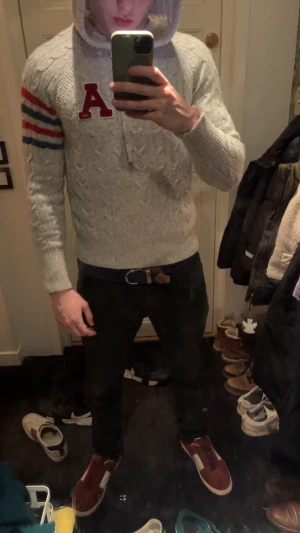 Stickad hoodie från Abercrombie & Fitch - Snygg och mysig till vintern. Väldigt skönt tunt men ändå värmande material. Inga defekter eller något liknande. Det är bara att skriva vid funderingar.