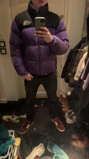 Lila dunjacka från The North Face - Säljer en fet lila dunjacka från The North Face. Fräsch och snygg till vintern. Väldigt mysig och unik jacka. Den är i S men sitter också som medium. Inga defekter. Det är bara att höra av sig vid övriga funderingar 