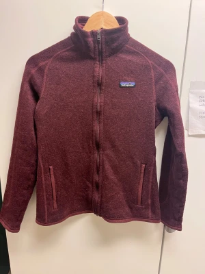 Patagonia Röd Fleecetröja  - Hej! Säljer nu denna väldigt snygga Patagonia tröjan.  Storlek S Färg: Vinröd  Skick: Använd men i fint skick.  Skickas spårbart eller hämtas upp efter överenskommelse. Vid intresse – hör gärna av dig. Skriv vid frågor eller ifall du vill ha fler bilder:)