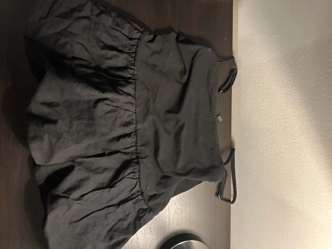 Svart kort topp från Divided