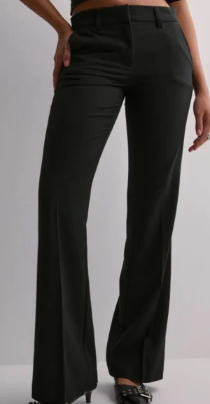 Low waist kostymbyxor - Fick hem dessa för någon dag sedan men försmå, dragit av lapparna men helt nya. Nypris 399kr aldrig använda , från Nelly!