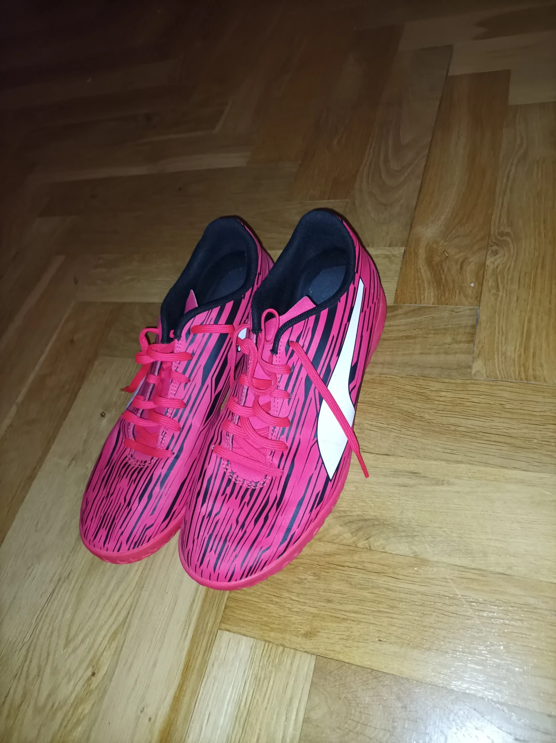 Rosa och svarta fotbollsskor från Puma