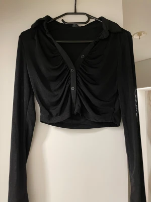 Topp  - En svart kortare topp, jättefin men används aldrig.