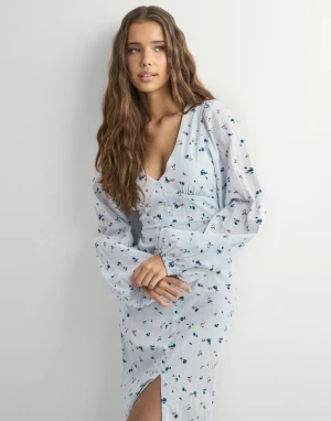 Klänning - Helt ny från Nelly, liten i storleken enligt mig.