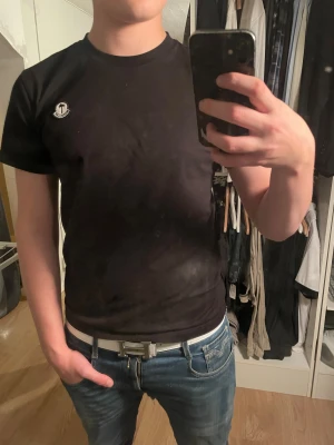 Svart moncler X palm angels T-shirt  - Säljare denna svarta moncler X palm angels T-shirt för jag är sugen på något annat. Tröjan kostar ny 4000, pris kan diskuteras och jag älskar byten mvh wille.