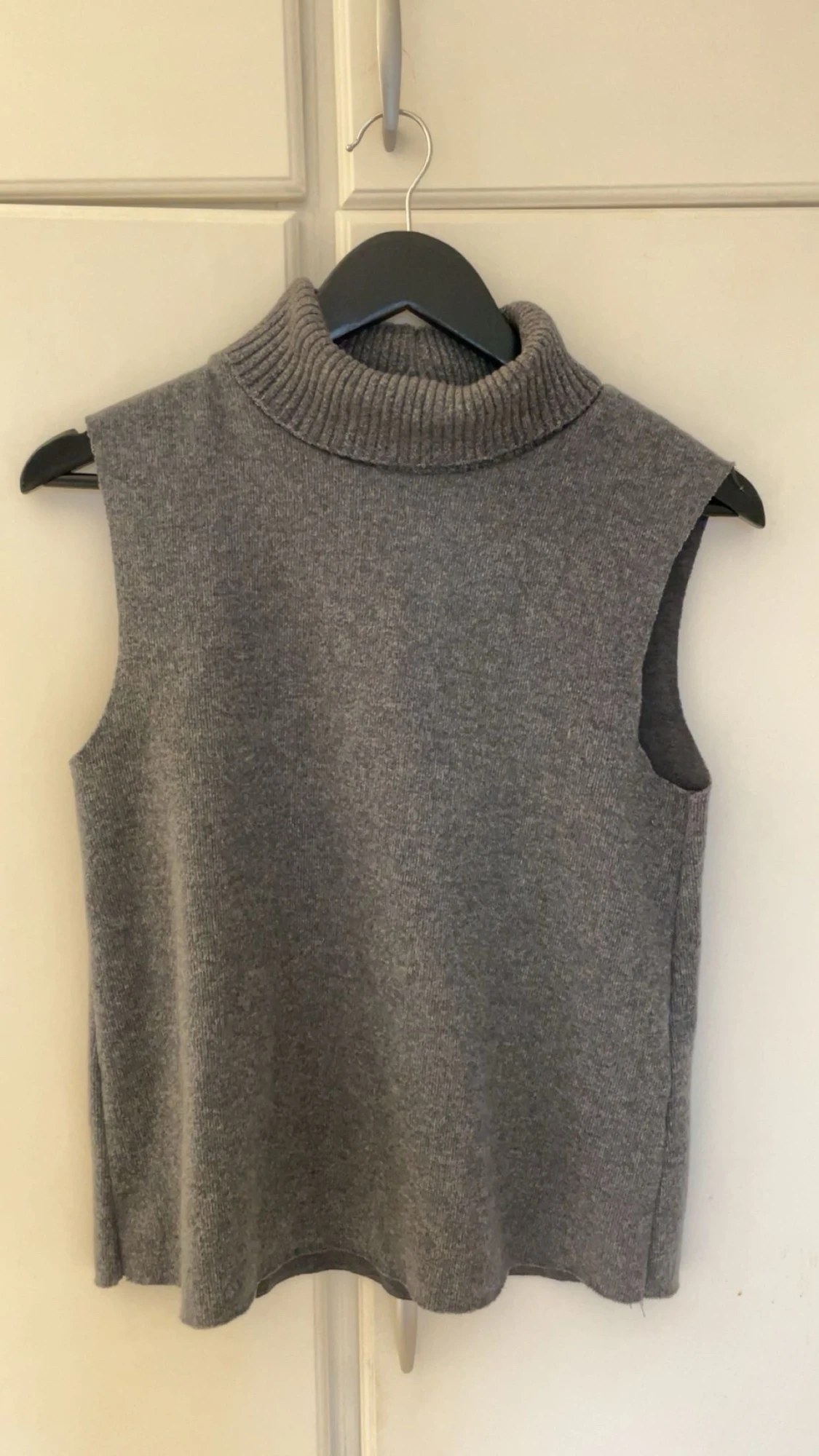 Grå topp med polokrage