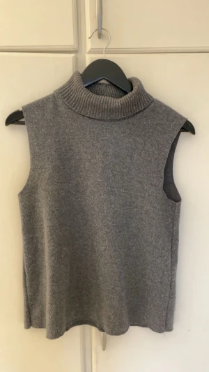 Grå topp med polokrage  - Grå topp med polokrage från Zara. Inte använt många gånger så i väldigt gott skick🩷skriv för fler bilder