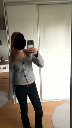 Tröja  - Säljer denna tröja från Gina med knappen och fickor. Säljer då jag inte använder den. Köpt för 1 månad sen och använd max 5 gånger. Köpt för 450kr