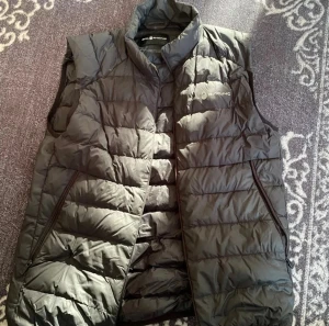 Svart pufferväst från Sail Racing - Säljer min Sail racing väst då det ända problemet är att kedjan är sönder