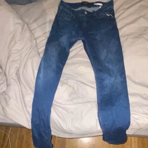 Blå Replay Anbass jeans slim fit - Blåa jeans från Replay. Jätte bra skick knappt använda då dom är försmå. Kan tänka mig diskutera priset vid snabb affär 