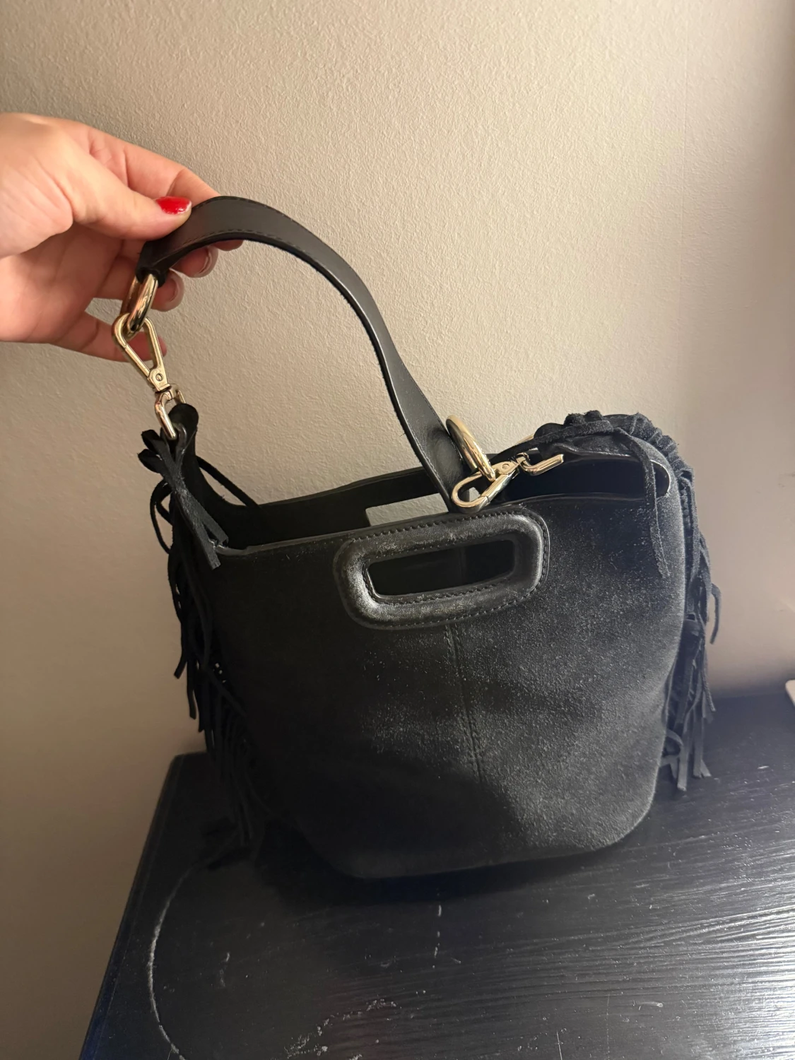 Svart axelväska med fransar från maje  - 2
