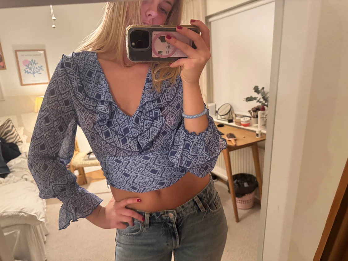 Blå croppad blus med volang